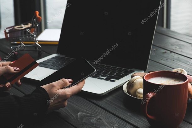 Vitrina de cafetería con postres individuales hechos con bizcochos