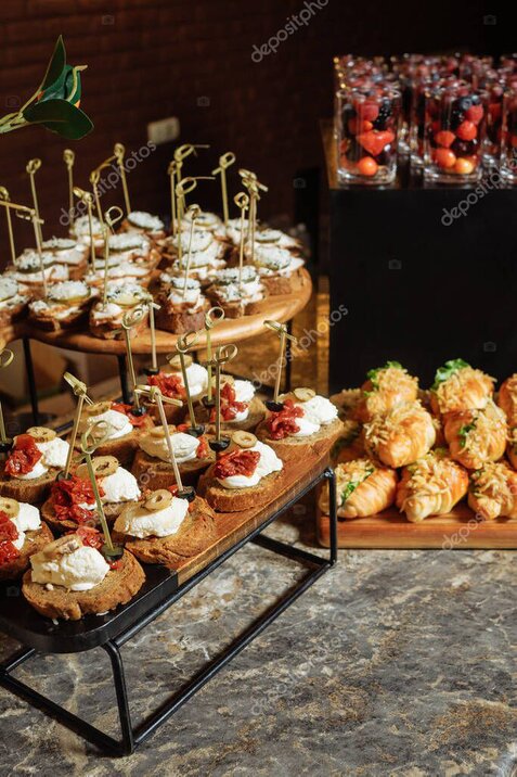 Bocados de masas saladas para cóctel en bandeja de catering