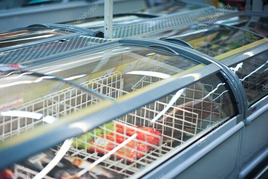 Bandejas de masas crudas almacenadas en refrigerador profesional