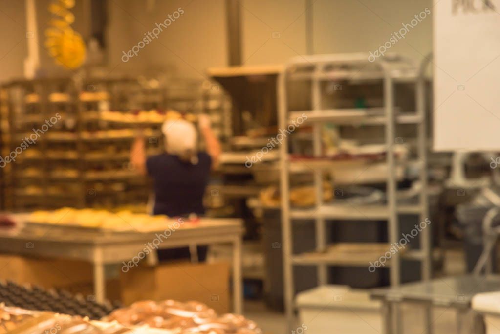 Masas laminadas dulces y saladas sobre mesa de trabajo