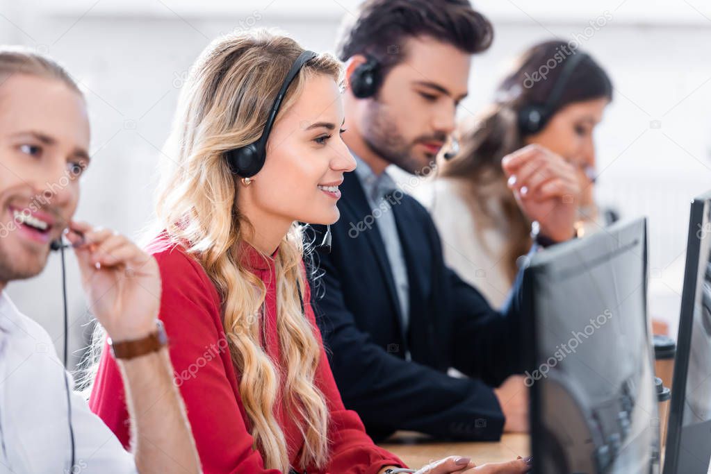 Equipo comercial conversando con un cliente gastronómico