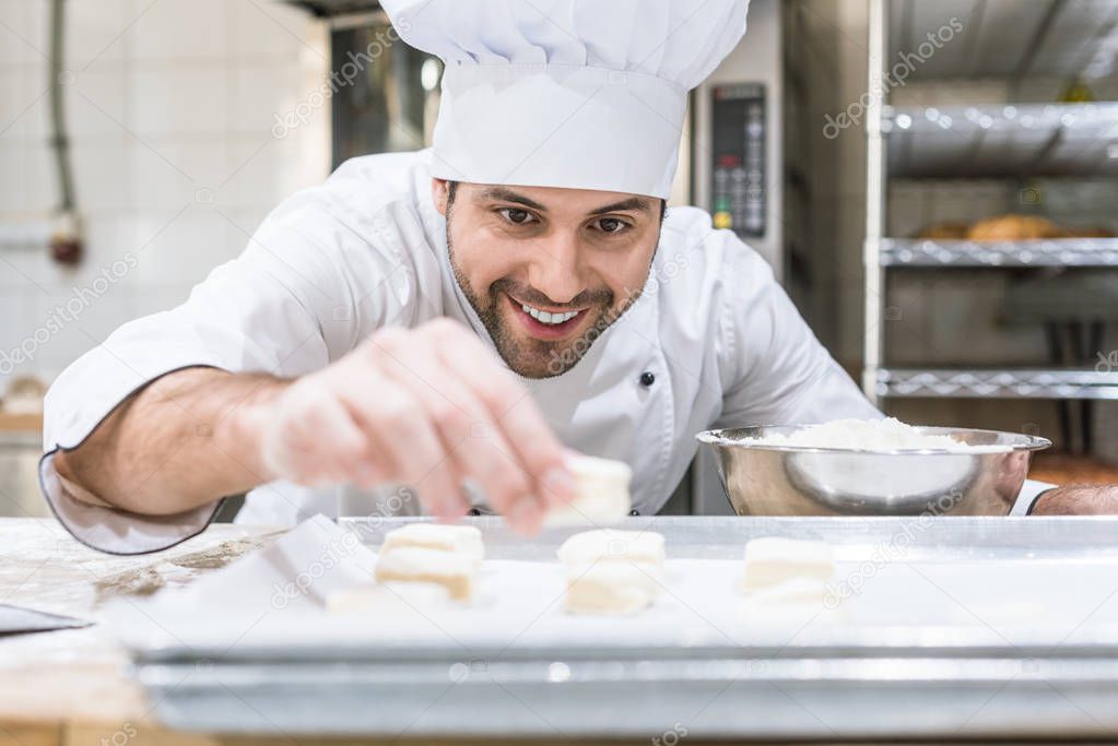 Maestro pastelero revisando bizcochos recién horneados