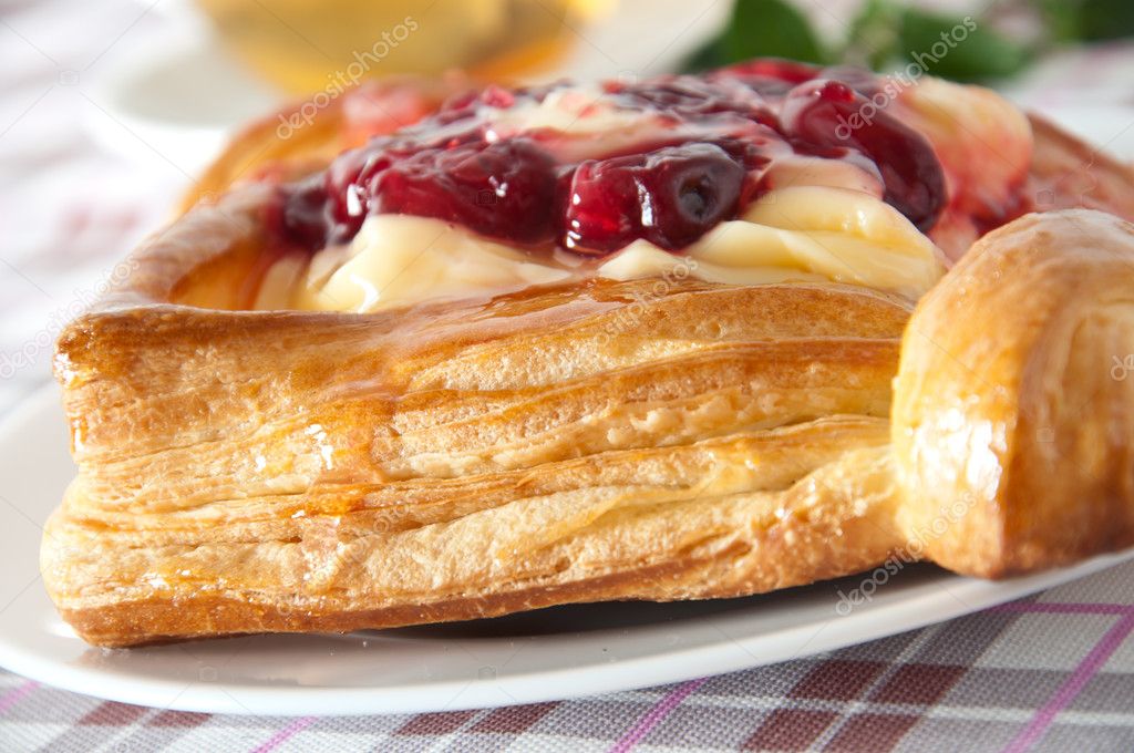 Pastelero laminando masa de hojaldre en mesa de trabajo