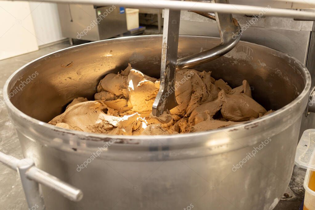 Batidora industrial mezclando masa para bizcochos