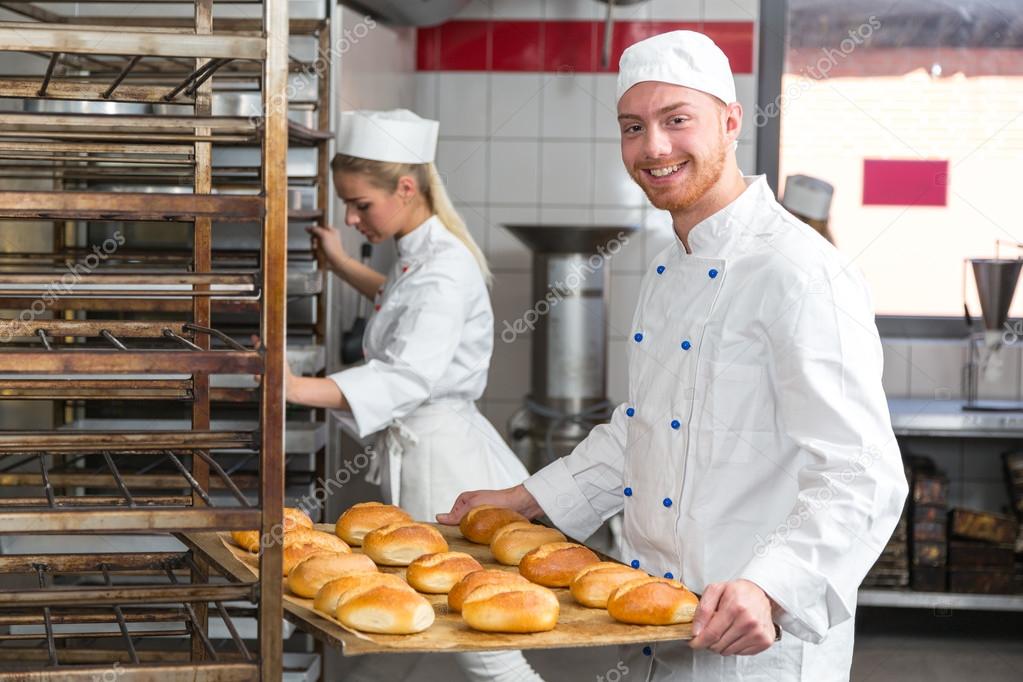 Bandejas de bizcochos saliendo del horno